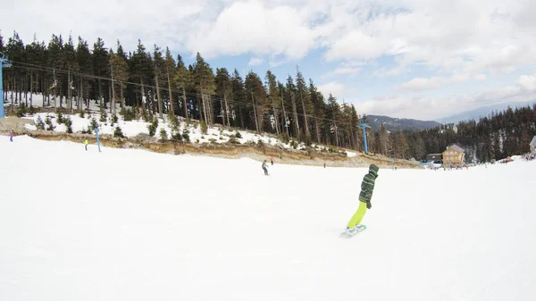 Egy Lány Lovagol Snowboard Hegyekben Sok Kárpátok Kabát Nadrág — Stock Fotó