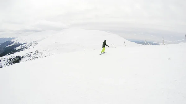 Uma Menina Monta Snowboard Nas Montanhas Muita Neve Cárpatos Casaco — Fotografia de Stock