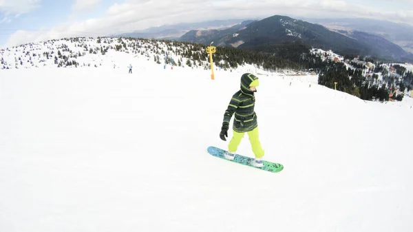 Bir Kız Ile Bir Snowboard Dağlarda Gidiyor Bol Karlı Karpatlar — Stok fotoğraf