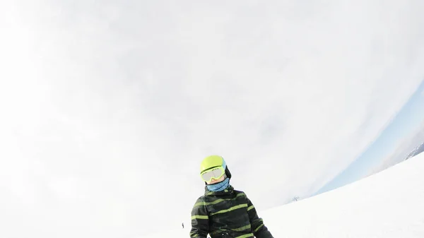 Ein Mädchen Fährt Mit Einem Snowboard Den Bergen Viel Schnee — Stockfoto