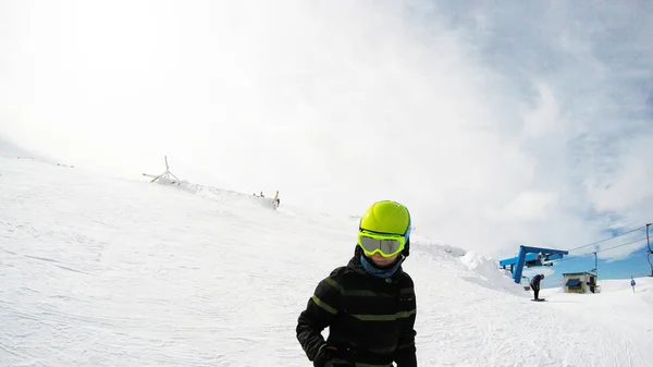 Holka Jede Snowboardu Horách Spousta Sněhu Karpaty Lyžařská Bunda Kalhoty — Stock fotografie