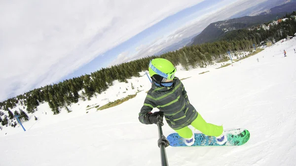 Ein Mädchen Fährt Mit Einem Snowboard Den Bergen Viel Schnee — Stockfoto