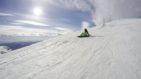 Bir Kız Ile Bir Snowboard Dağlarda Gidiyor Bol Karlı Karpatlar — Stok fotoğraf