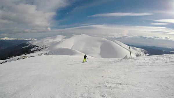 Bir Kız Ile Bir Snowboard Dağlarda Gidiyor Bol Karlı Karpatlar — Stok fotoğraf