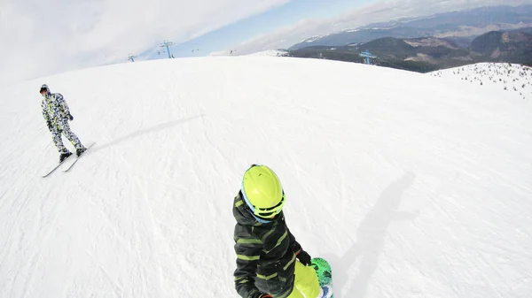 Dívka Snowboardu Chlapík Lyžích Horách Spousta Sněhu Karpaty Lyžařská Bunda — Stock fotografie