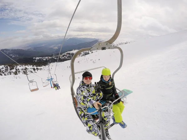 Dívka Snowboardu Chlapík Lyžích Horách Spousta Sněhu Karpaty Lyžařská Bunda — Stock fotografie