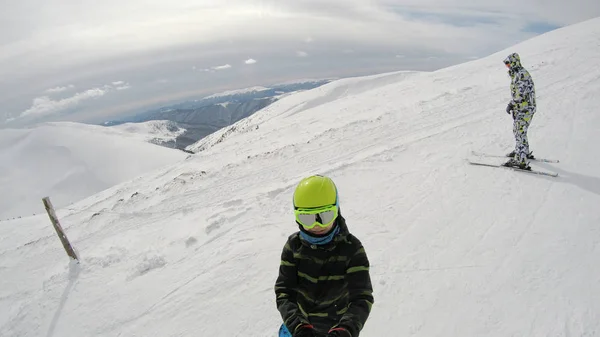 Kız Bir Snowboard Kayak Dağlarda Bir Adam Bol Karlı Karpatlar — Stok fotoğraf