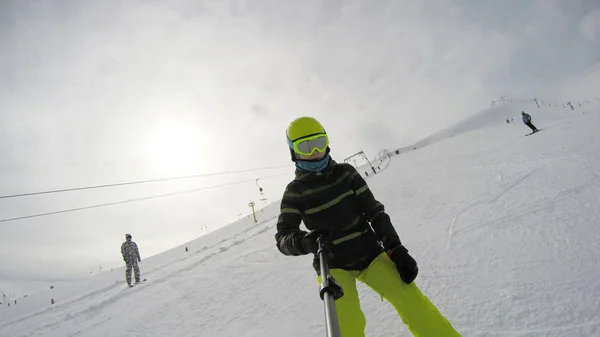 滑雪板上的女孩和山上滑雪板上的一个家伙大量的雪 喀尔巴泰人滑雪夹克和裤子 对积极的冬季休息 — 图库照片