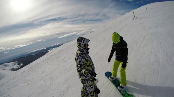 Κορίτσι Ένα Snowboard Και Ένας Άντρας Σκι Στα Βουνά Πολλά — Φωτογραφία Αρχείου