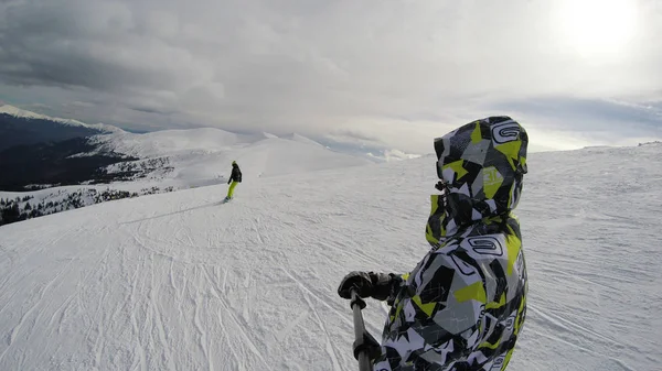 Der Typ Fährt Ski Den Bergen Viel Schnee Karpaten Skijacke — Stockfoto
