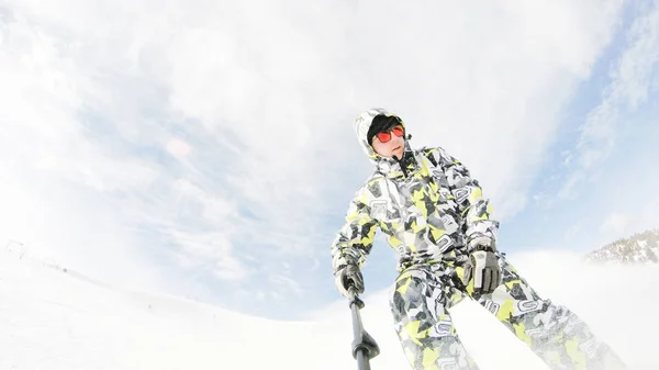 Tipo Está Esquiar Nas Montanhas Muita Neve Cárpatos Casaco Esqui — Fotografia de Stock