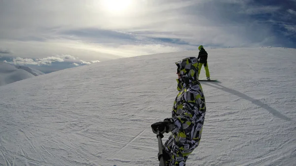 Tipo Está Esquiando Las Montañas Mucha Nieve Cárpatos Chaqueta Esquí — Foto de Stock