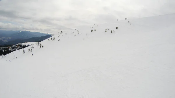 Kış Dağlarda Karlı Yamaçları Kayak Svidovets Omurga Tesisi Dragobrat Ukrayna — Stok fotoğraf