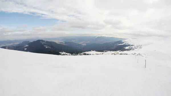 山の冬 雪の斜面 Svidovets 背骨にスキーします Dragobrat ウクライナ — ストック写真
