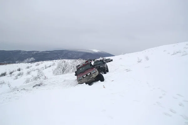 Inverno Offroad Expedição Topo Montanha Cúpulas Nevadas Máquinas Estão Presas — Fotografia de Stock