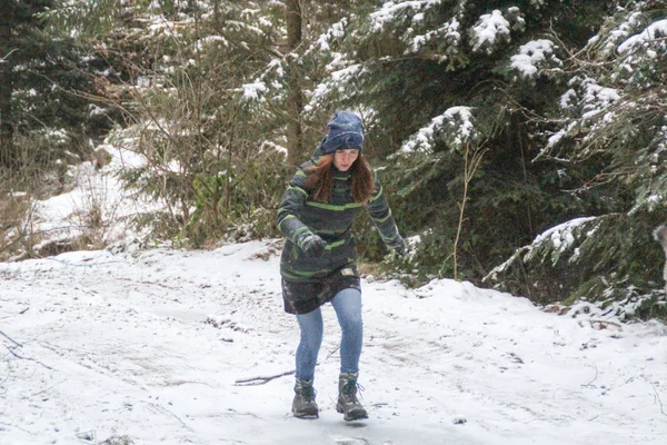 청바지 스포츠 여자는 숲에서 됩니다 얼음에 — 스톡 사진