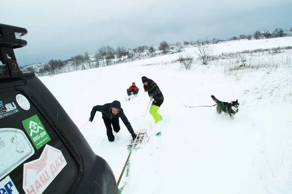 Rapariga Vai Fazer Snowboard Amarrada Carro Homem Anda Trenó Amarrado — Fotografia de Stock