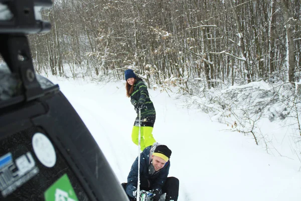 Rapariga Vai Fazer Snowboard Amarrada Carro Homem Anda Trenó Amarrado — Fotografia de Stock