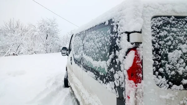 Снежная Улица Машины Покрыты Снегом Драки Снегу Утром После Снегопада — стоковое фото