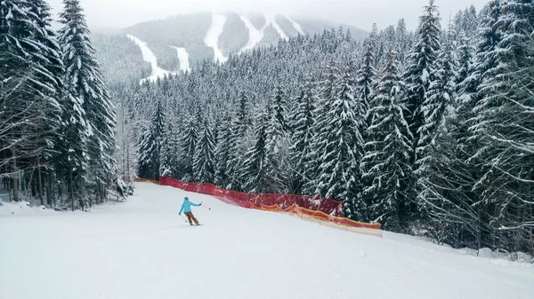 Pista Para Esquis Snowboards Declives Esqui Cárpatos Esquiadores Patinam Árvores — Fotografia de Stock