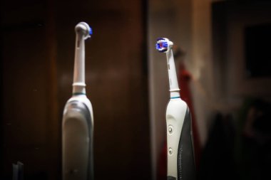 Elektrikli diş fırçası. Koyu arka plan. Lavanta ve ayna. Diş Bakımı banyo
