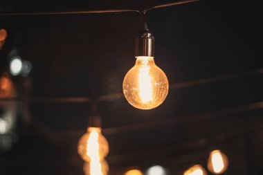 Kafeterya dekorasyon. Edison akkor lambalar. Sokak dekor hafif sıcak geceleri fenerleri. Web ampul ortasında olduğunu. Makro çekim ampuller.