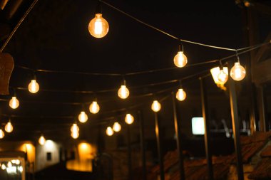 Kafeterya dekorasyon. Edison akkor lambalar. Sokak dekor hafif sıcak geceleri fenerleri. Web ampul ortasında olduğunu. Makro çekim ampuller.