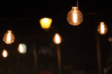 Kafeterya dekorasyon. Edison akkor lambalar. Sokak dekor hafif sıcak geceleri fenerleri. Web ampul ortasında olduğunu. Makro çekim ampuller.