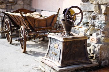 Kahve Dükkanı dekor. Kahve tatili bir makine. İlginç bir el arabası. Ahşap taşıma. Eski mimari ve taşlar. Kamenets Podilsky. Cafe ve parçaları