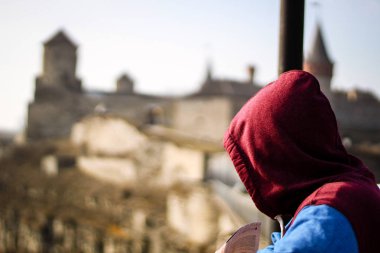  Adam turist gp tp kale. Eski mimari ve taşlar. Kamyanets Podilsky Kalesi. Günlük fotoğraflar. Kalenin ayrıntıları. Ahşap kirişler. Taş duvar ve çitler. Kuleleri ve koridorlar. Veranda.