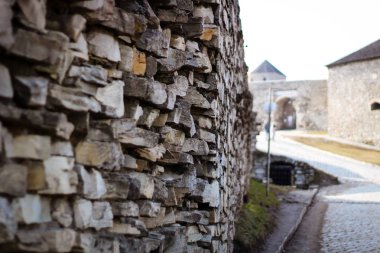 Eski mimari ve taşlar. Kamyanets Podilsky Kalesi. Günlük fotoğraflar. Kalenin ayrıntıları. Ahşap kirişler. Taş duvar ve çitler. Kuleleri ve koridorlar. Veranda.