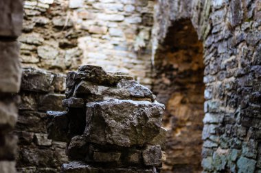 Eski mimari ve taşlar. Kamyanets Podilsky Kalesi. Günlük fotoğraflar. Kalenin ayrıntıları. Ahşap kirişler. Taş duvar ve çitler. Kuleleri ve koridorlar. Veranda.