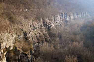 Kayalıklar çevresinde şehir merkezi, Kamenets Podolsk. Uçurum. Nehir. Savunma duvarları. Kule.