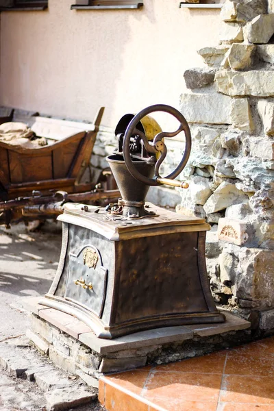 咖啡店的装饰 能喝咖啡的机器 一个有趣的购物车 木制马车 古老的建筑和石头 卡梅特斯 波迪尔斯基 咖啡厅及其零部件 — 图库照片