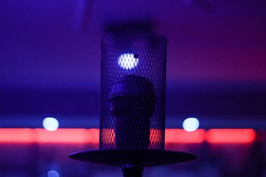 Edison akkor lambalar. Sıcak ışık. Gece aydınlatma kurum. Mor İskit içinde belgili tanımlık geçmiş. Cafe. Bar. Hookan ile sanatsal fotoğraflar.