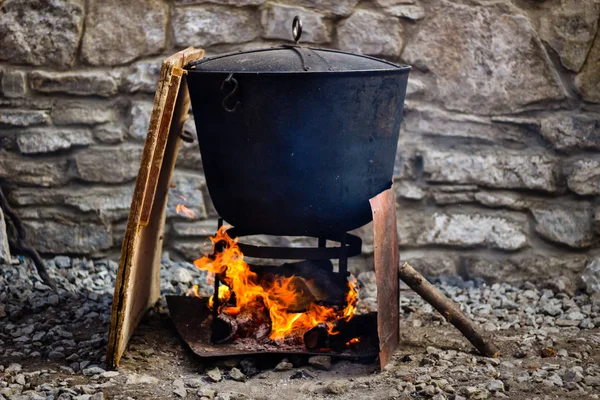 Cocinero Tradicional Caldero Hierro Fundido Comida Una Llama Abierta Sartén — Foto de Stock