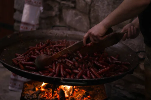 Chef Cozinha Tradicional Uma Frigideira Ferro Fundido Salsichas Assadas Numa — Fotografia de Stock