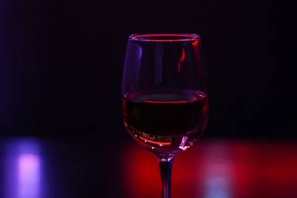Cocktails Copo Vinho Uma Cervejaria Com Bebidas Iluminação Noturna Instituição — Fotografia de Stock