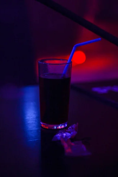 Cócteles Jugo Vodka Cerveza Pie Con Bebidas Iluminación Nocturna Institución — Foto de Stock