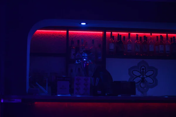 Balcão Bar Com Bebidas Iluminação Noturna Instituição Cítio Roxo Fundo — Fotografia de Stock