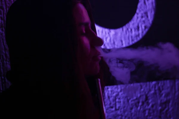 Retrato Uma Menina Que Fuma Narguilé Exala Fumaça Com Testemunho — Fotografia de Stock