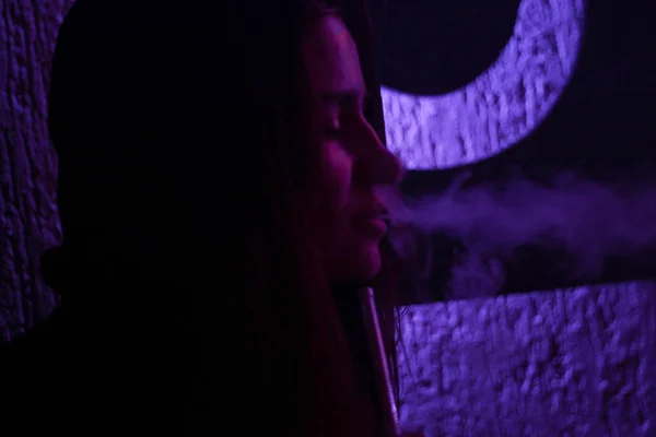 Portrét Dívky Která Kouří Vodní Dýmky Vydechovat Kouř Fialovým Svědectví — Stock fotografie