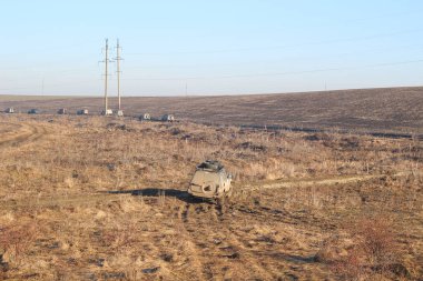 Kamyanets Podilsky kentinde Ukrayna offroad rekabet. Araba üzerinde bataklık ve çamur. Büyük su birikintileri üret