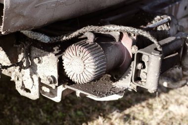 Çekme için vinç. Kamyanets Podilsky kentinde Ukrayna offroad rekabet. Araba üzerinde bataklık ve çamur. Büyük su birikintileri üret