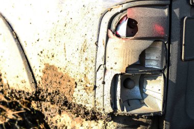 Kırık arka stop sinyali. Kamyanets Podilsky kentinde Ukrayna offroad rekabet. Araba üzerinde bataklık ve çamur. Büyük su birikintileri üret