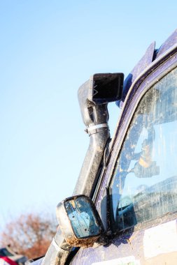 Şnorkel. Kamyanets Podilsky kentinde Ukrayna offroad rekabet. Araba üzerinde bataklık ve çamur. Büyük su birikintileri üret