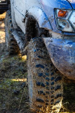 Kırık tampon ve kırık far.. Kamyanets Podolsky kentinde Ukraynalı offroad yarışı. Araba üzerinde bataklık ve çamur. Büyük su birikintileri üret