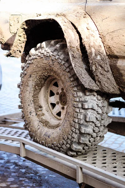 沼泽中的车轮轮胎 乌克兰越野比赛在卡米亚涅兹波迪勒斯基市 汽车上的沼泽和泥巴 生产大型水坑 — 图库照片