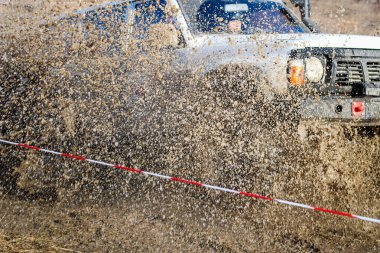 Kamyanets Podilsky kentinde Ukrayna offroad rekabet. Araba üzerinde bataklık ve çamur. Büyük su birikintileri üret