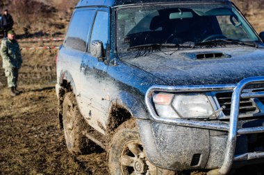 Kamyanets Podilsky kentinde Ukrayna offroad rekabet. Araba üzerinde bataklık ve çamur. Büyük su birikintileri üret